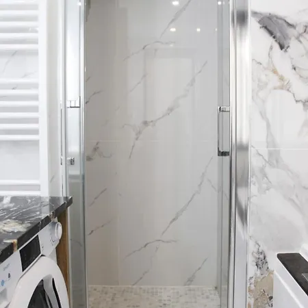 Charm And Comfort In The Heart Of The Marais *