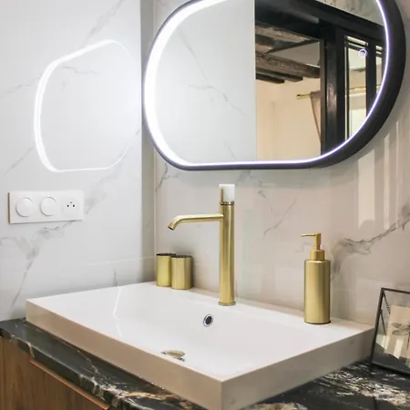 Charm And Comfort In The Heart Of The Marais Apartment *