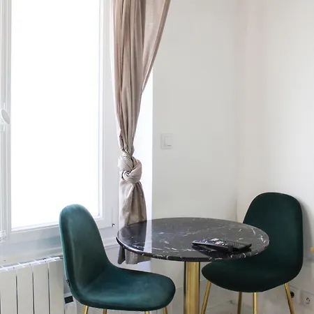 Charm And Comfort In The Heart Of The Marais *